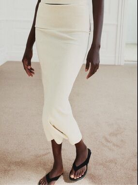 Cream Ribbed Midi Skirt – Sleek Everyday Style